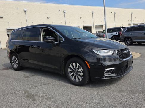 Used 2023 Chrysler Pacifica Touring-L FWD image 4