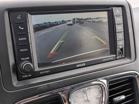 Used 2016 Chrysler Town & Country Touring-L FWD image 27