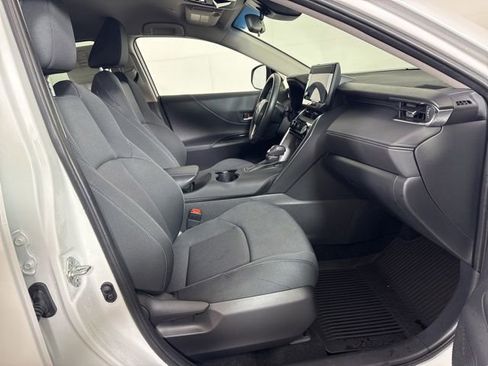 Used 2023 Toyota Venza LE AWD/4WD image 4