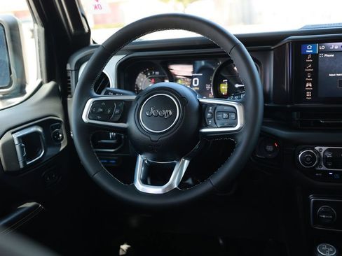 Used 2025 Jeep Wrangler Unlimited Sahara w/ Safety Group AWD/4WD image 26