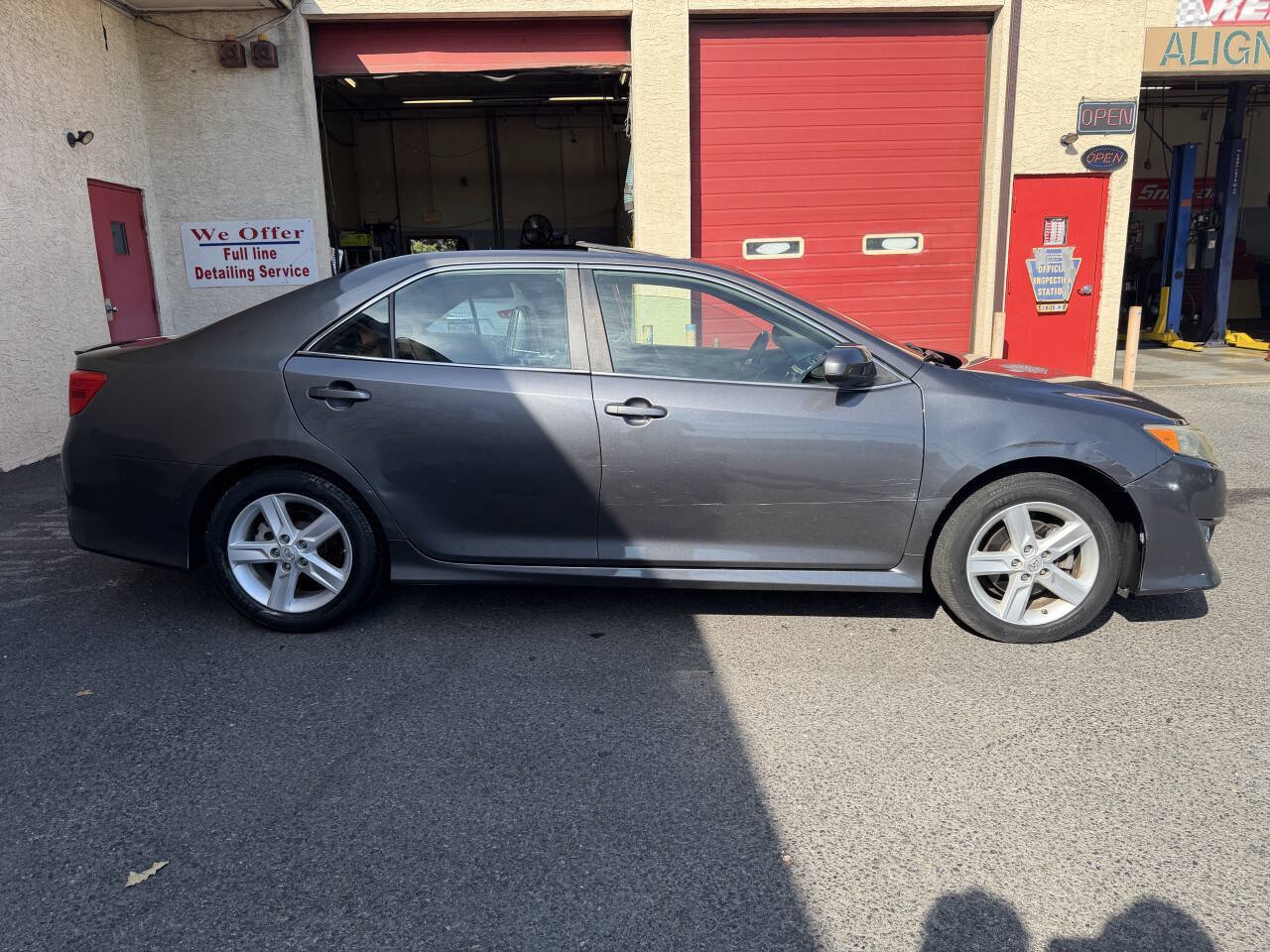 Used 2014 Toyota Camry SE w/ Moonroof Package FWD image 6