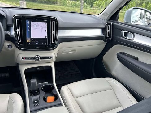 Used 2022 Volvo XC40 T5 Momentum AWD/4WD image 19