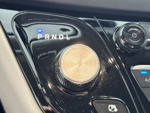 Used 2023 Chrysler Pacifica Touring-L FWD image 23