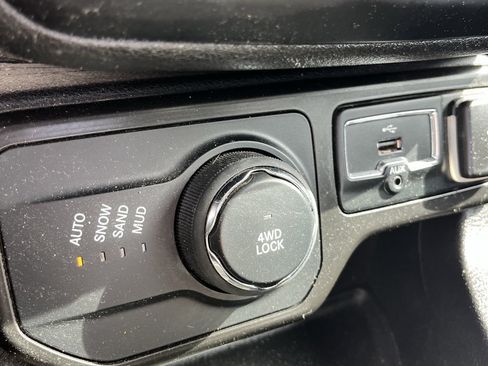 Used 2022 Jeep Renegade Latitude AWD/4WD image 15