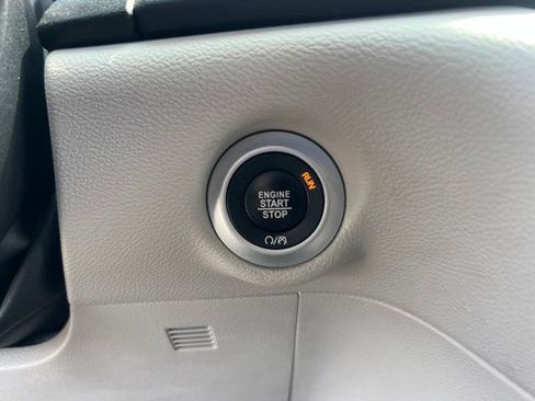 Used 2018 Chrysler Pacifica LX FWD image 23