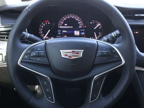 Used 2018 Cadillac XT5 Luxury w/ Driver Awareness Package FWD image 18