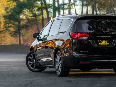 Used 2019 Chrysler Pacifica Limited w/ Tire & Wheel Group image 29