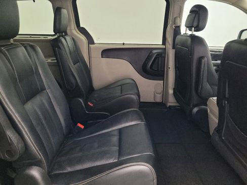 Used 2016 Chrysler Town & Country Touring-L w/ Driver Convenience Group image 19