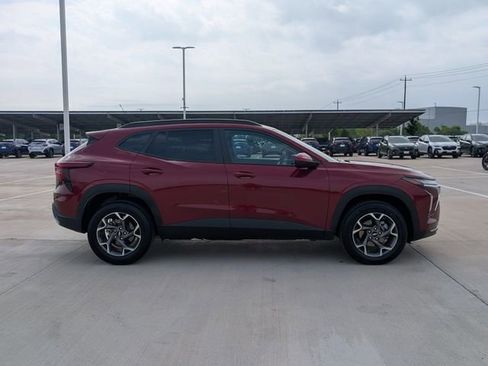 Used 2025 Chevrolet Trax LT FWD image 6