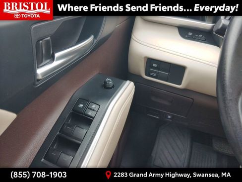 Used 2021 Toyota Highlander XLE AWD/4WD image 22