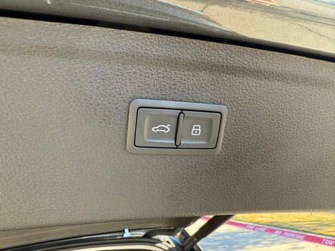 Used 2025 Audi Q5 e Prestige w/ Prestige Package image 27