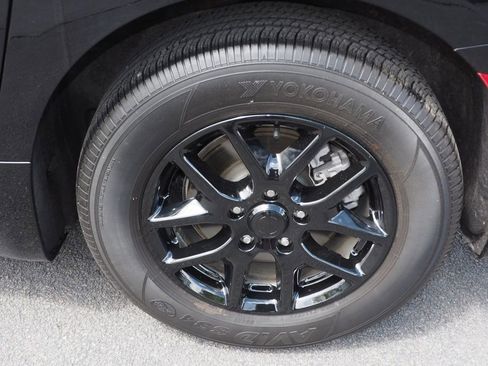 Used 2024 Chrysler Pacifica Touring-L FWD image 9