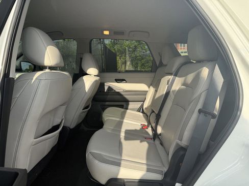 Used 2023 Nissan Pathfinder SL AWD/4WD image 10