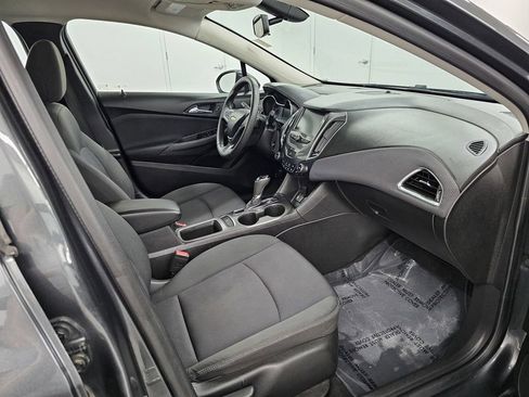 Used 2018 Chevrolet Cruze LT w/ LT Convenience Package FWD image 16