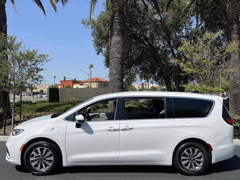 Used 2023 Chrysler Pacifica Touring-L image 21