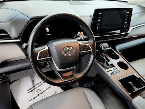 Used 2024 Toyota Sienna XLE image 25