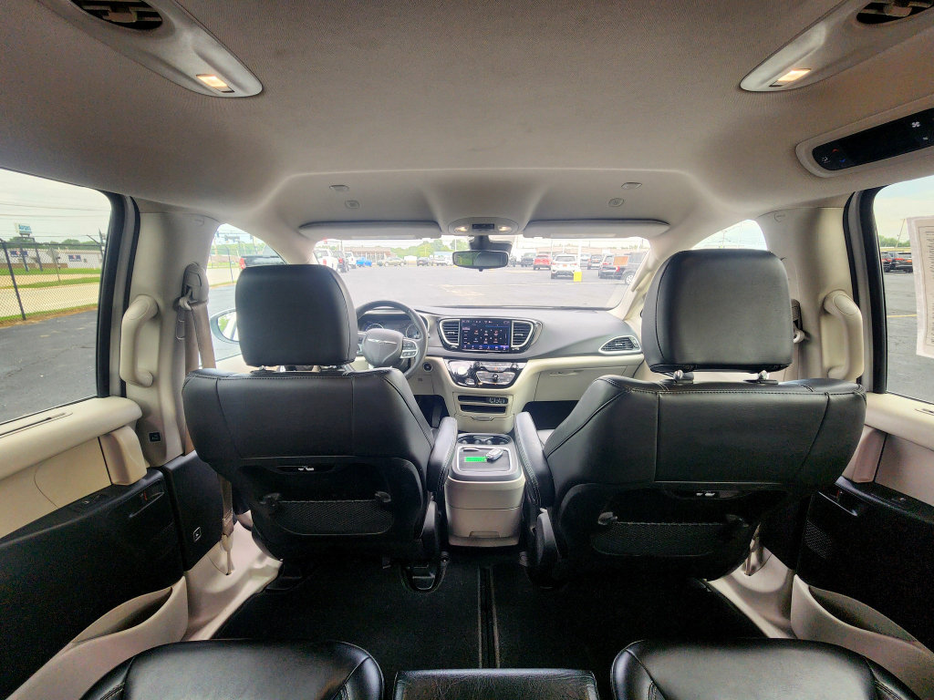 Used 2023 Chrysler Pacifica Touring-L FWD image 20