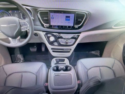 Used 2024 Chrysler Pacifica Touring-L FWD image 11