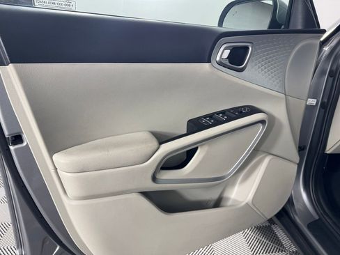 Used 2025 Kia Soul LX w/ LX Technology Package FWD image 9