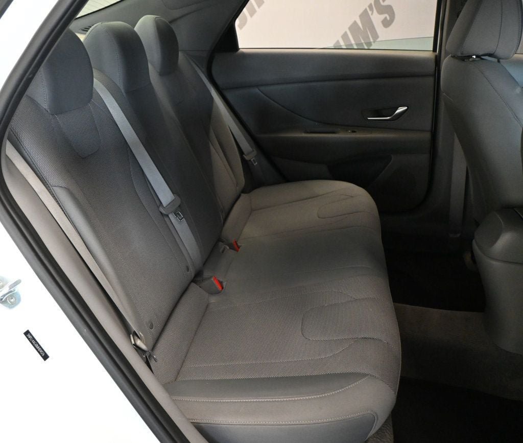 Used 2021 Hyundai Elantra SE FWD image 19