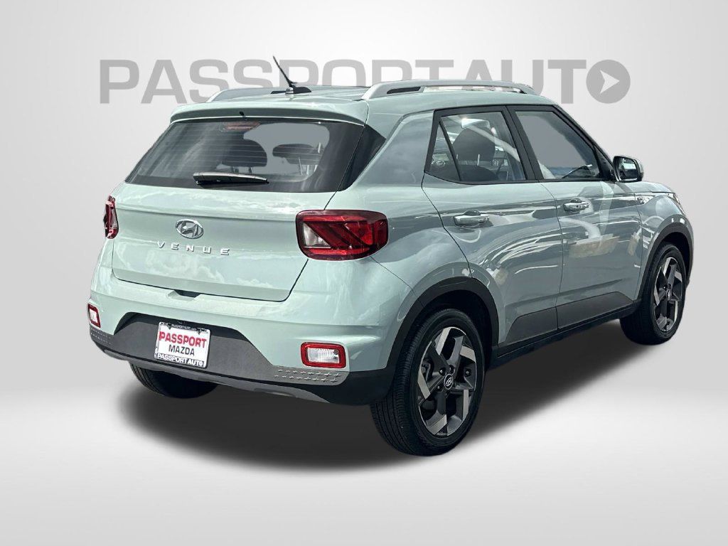 Used 2025 Hyundai Venue SEL FWD image 5