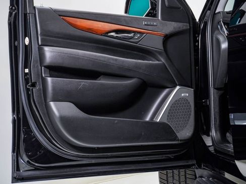 Used 2019 Cadillac Escalade Luxury AWD/4WD image 25