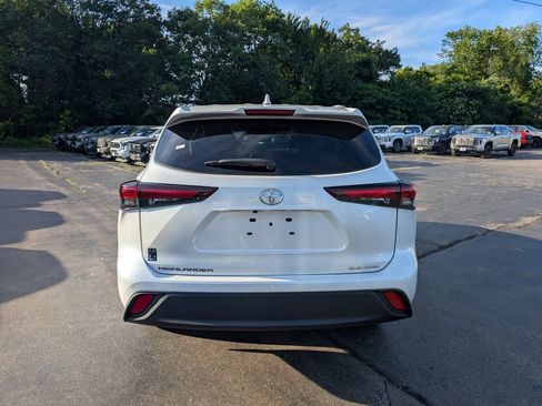 Used 2024 Toyota Highlander XLE AWD/4WD image 6