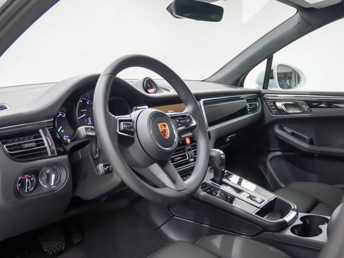 Certified 2026 Porsche Macan AWD/4WD image 4