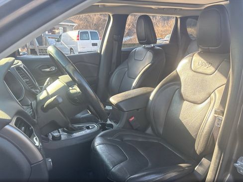 Used 2019 Jeep Cherokee Limited image 11