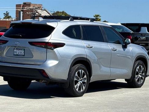 Used 2024 Toyota Highlander XLE AWD/4WD image 3