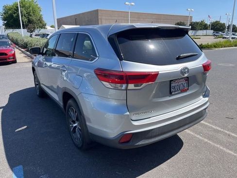 Used 2019 Toyota Highlander LE AWD/4WD image 7