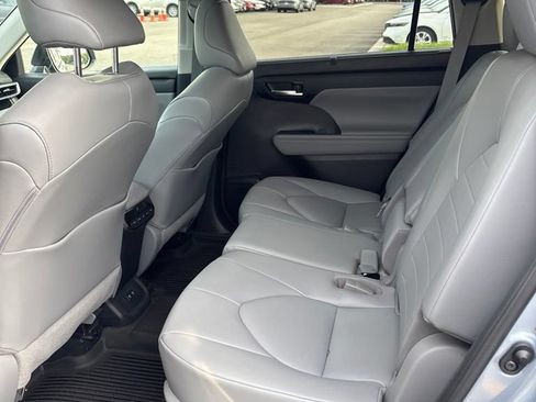 Used 2021 Toyota Highlander XLE AWD/4WD image 22
