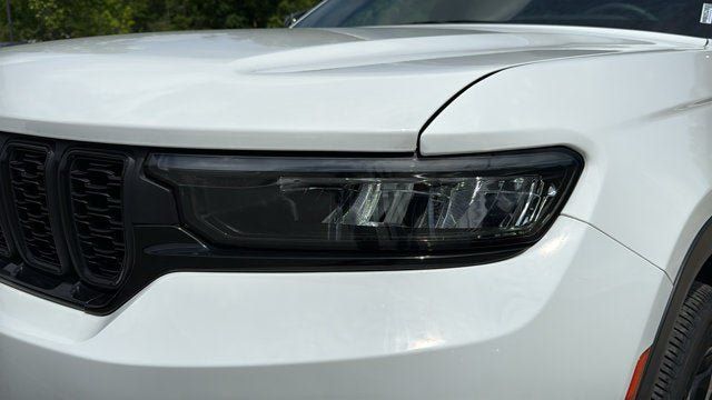 Used 2023 Jeep Grand Cherokee Altitude AWD/4WD image 9