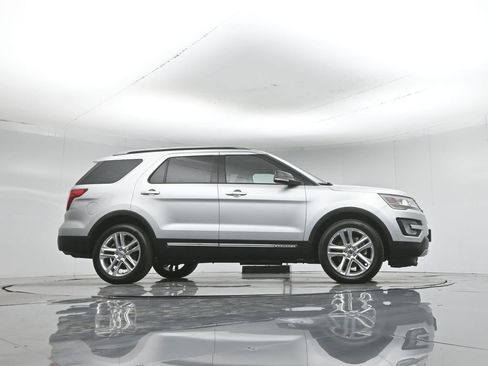 Used 2017 Ford Explorer XLT w/ Equipment Group 202A FWD image 55