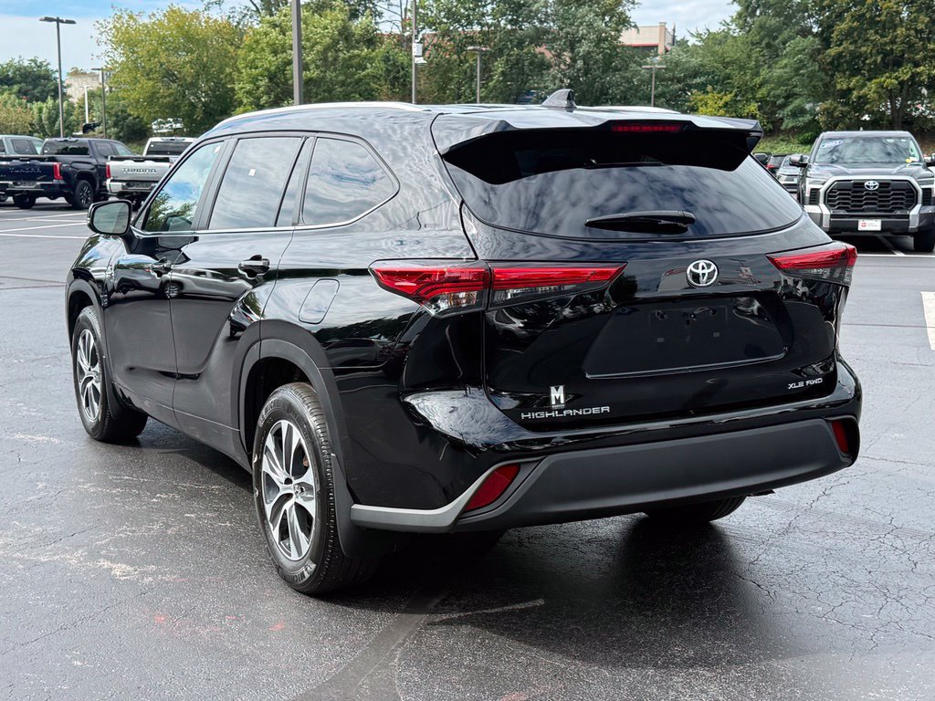 Used 2023 Toyota Highlander XLE AWD/4WD image 6