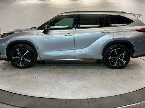 Used 2021 Toyota Highlander XSE AWD/4WD image 2