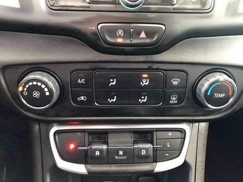 Used 2024 GMC Terrain SLE image 28