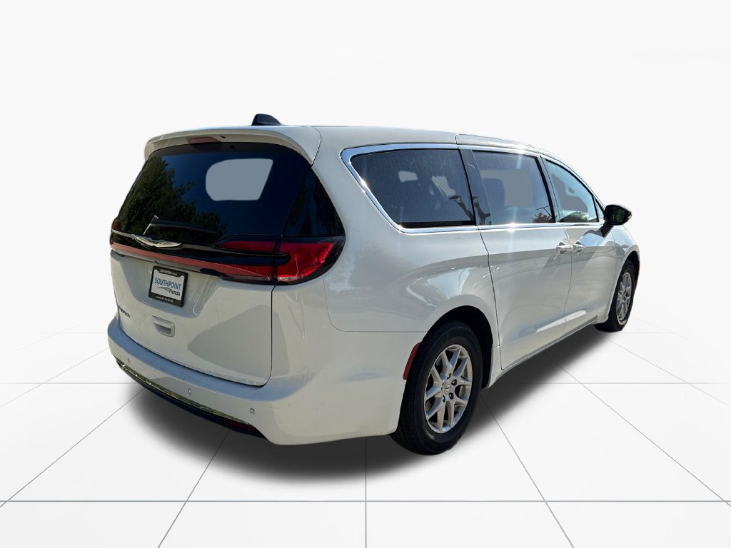 Used 2025 Chrysler Pacifica Select FWD image 8