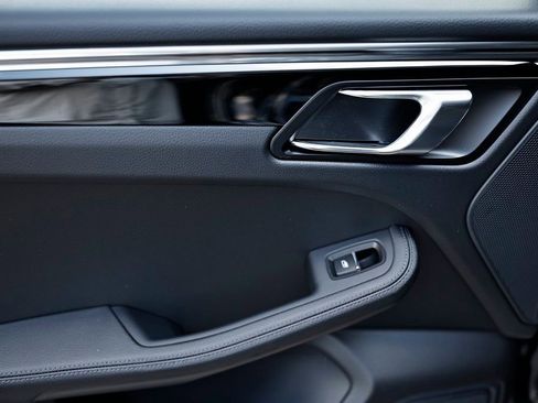 Certified 2026 Porsche Macan image 28