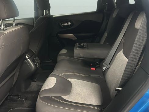 Used 2017 Jeep Cherokee Sport FWD image 21