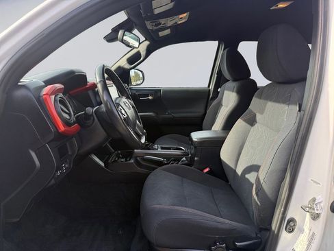 Used 2018 Toyota Tacoma TRD Off-Road w/ Technology Package AWD/4WD image 11