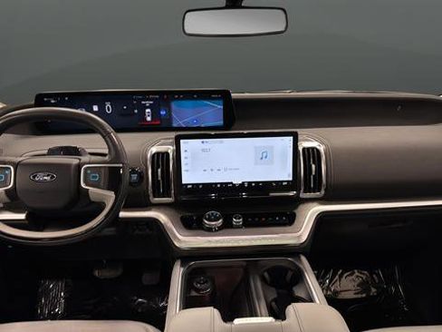 Used 2025 Ford Expedition Platinum image 11