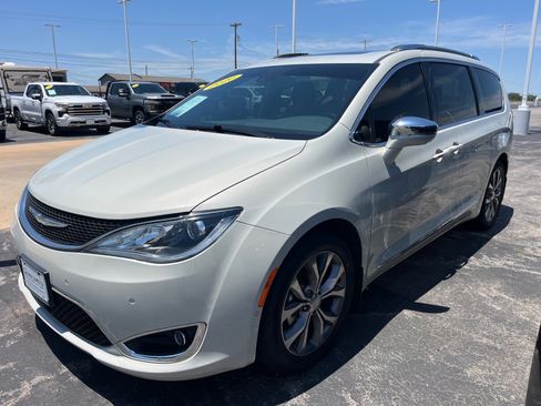 Used 2020 Chrysler Pacifica Limited FWD image 1