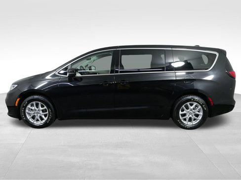 Used 2023 Chrysler Pacifica Touring-L FWD image 6