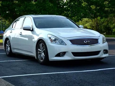 Used 2015 INFINITI Q40 w/ Moonroof Package image 4