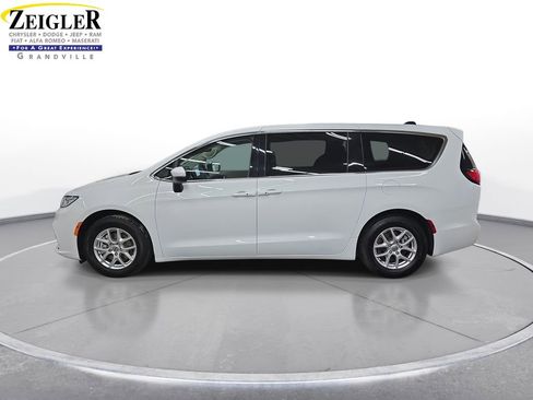 Certified 2023 Chrysler Pacifica Touring-L FWD image 8