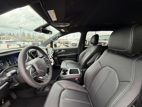 New 2026 Chrysler Voyager LX image 12