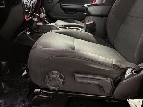 Used 2021 Jeep Wrangler Unlimited Rubicon w/ Cold Weather Group AWD/4WD image 15