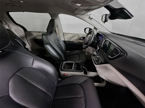 Used 2024 Chrysler Pacifica Touring-L image 28