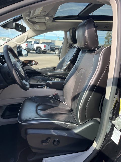 Used 2024 Chrysler Pacifica Limited FWD image 32